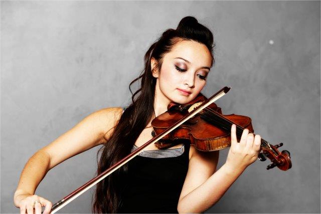 best female foreigner violin player jaipur